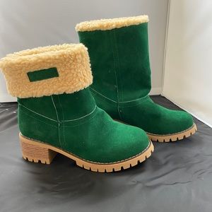 Green snow boots size 41 or 9 in US size.